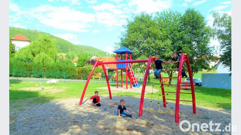 Einige Kinder probierten die neu gestaltete Anlage gleich aus. Bild: hl