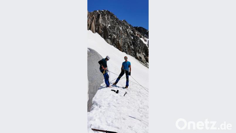 Gehen über den Gletscher in Seilschaft, Bergung aus der Gletscherspalte sowie der richtige Umgang mit Steigeisen und Pickel standen auf dem Programm. Bild: exb
