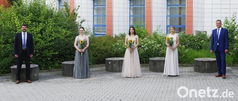 Sarah Stahl (Mitte) war mit einem Gesamtdurchschnitt von 1,0 die beste Abiturientin des Abschlussjahrgangs 2020 am Johann-Andreas-Schmeller-Gymnasium Nabburg. Ebenfalls hervorragend schnitten Anna Forster (2. v. l.) und Magdalena Fröhlich (2. v. r.) ab, die sich über einen Durchschnitt von 1,1 freuen konnten. Neben zahlreichen Ehrengästen, die bei der feierlichen Zeugnisverleihung in diesem Jahr per Videoleinwand eingespielt wurden, gratulierten Schulleiter Christian Schwab (r.) und Oberstufenkoordinator Christian Huber (l.). Bild: A. Fröhlich/exb