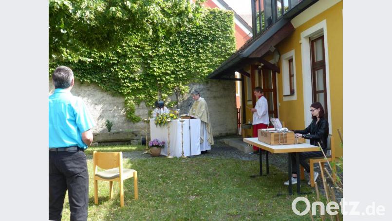 Talina Winter (rechts) begleitet mit ihrem Keyboard die Gläubigen im Festgottesdienst bei den Liedern. Bild: sl