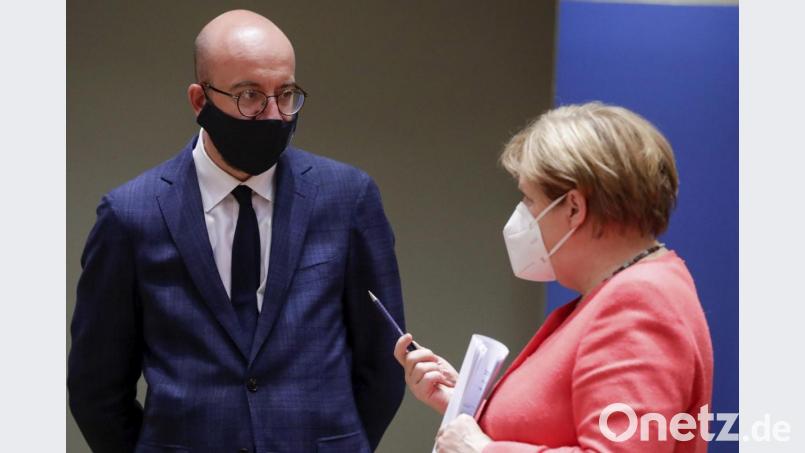 Der Präsident des Europäischen Rates, Charles Michel, und Bundeskanzlerin Angela Merkel diskutieren während des EU-Gipfels. Bild: Stephanie Lecocq