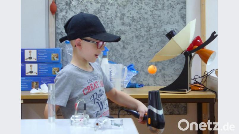 Ein gelber Ball tanzt in der Luft. Bild: fsb