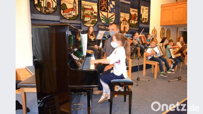 Riesenbeifall der Zuhörer dankte den kleinen „Künstlern“ für ihre Darbietungen. Musikschulleiter Ziegler sprach Dankesworte an Schüler, Eltern, dem Förderverein Musikschule und dem Träger der Musikschule, dem Markt Moosbach, aus. Bild: gi