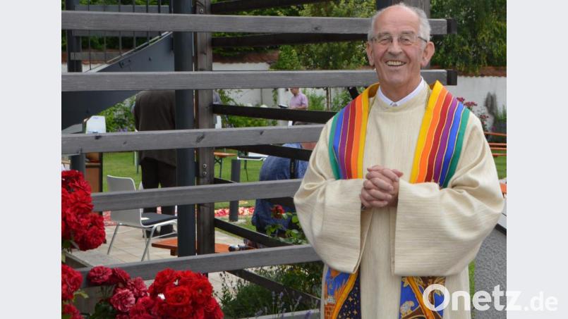 Der ehemalige Vohenstraußer Stadtpfarrer Franz Winklmann feierte 50 Jahre nach seiner Weihe in seiner Heimat Rötz das Goldene Priesterjubiläum. Bild: dob