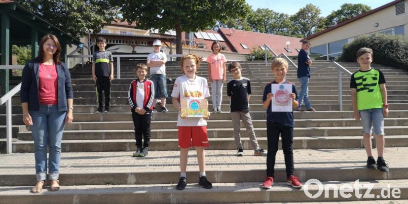 Stellvertretend für alle Schulkinder der Grundschule Kastl freuten sich die Kinder aus Klasse 4 mit Rektorin Ulrike Hampel-Sperlich über die Auszeichnung zur Energieschule im Landkreis Amberg-Sulzbach. Bild: exb