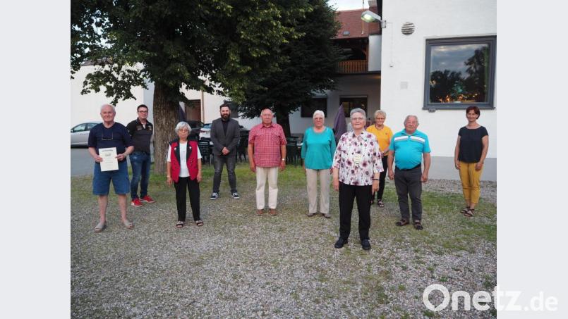 Der Zitherclub ehrt langjährige Mitglieder. Bild: krb