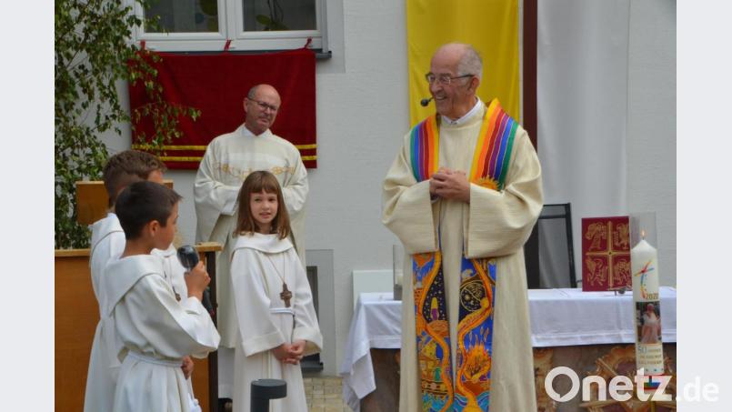 Kommunionkinder überbrachten Pfarrer Franz Winklmann Sonnenblumen und überraschten mit einem Gedicht. Bild: dob