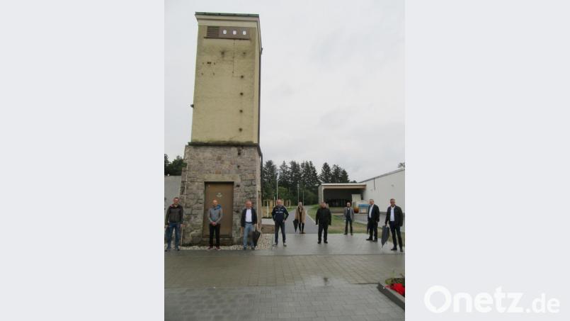 Zu einem Artenschutzturm soll der ehemalige Trafo beim Edeka-Markt werden. Die Bauausschussmitglieder mit Bürgermeister Hermann Falk (rechts) informierten sich vor Ort. Bild: fg