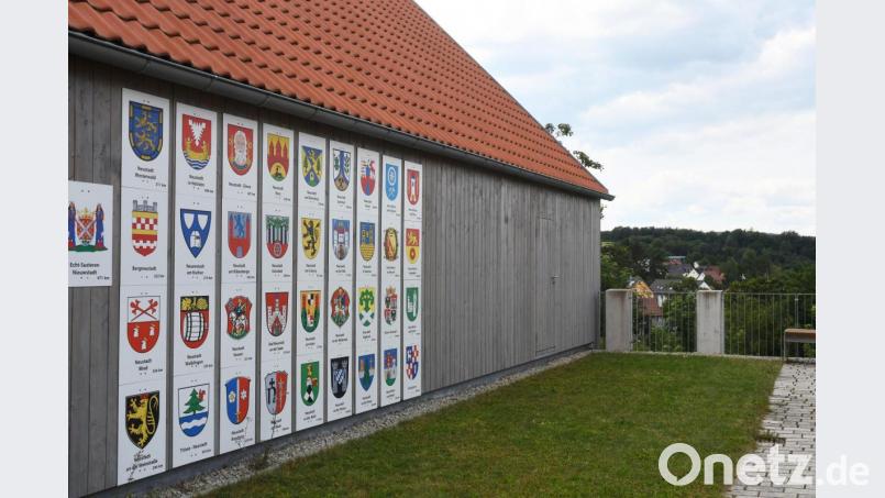 An der Holzwand beim ehemaligen Scherm-Anwesen prangen die Wappen der meisten Neustädte, die bei der Arbeistgemeinschaft Neustadt in Europa Mitglied sind. Demnächst soll die Aufzählung aktualisiert werden. Bild: Gabi Schönberger