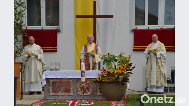 Der ehemalige Vohenstraußer Stadtpfarrer Franz Winklmann feierte 50 Jahre nach seiner Weihe in seiner Heimat Rötz das Goldene Priesterjubiläum. Bild: dob