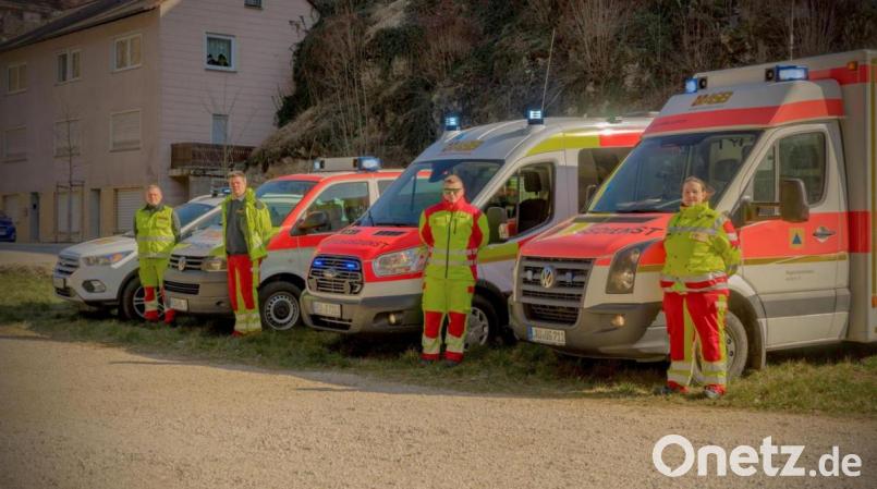 Ein Teil des Fuhrparks beim ASB-Regionalverband Jura mit den beiden Neuzugängen – ein Fahrzeug für den Einsatzleiterdienst und ein Krankentransportwagen in der Mitte. Mit im Bild (links) Geschäftsführer Andreas Brunner und Rettungsdienstleiter Andreas Krämer. Bild: ASB RV Jura/exb