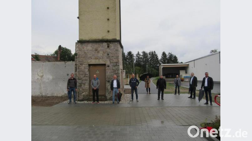 Zu einem Artenschutzturm soll der ehemalige Trafo beim Edeka-Markt werden. Die Bauausschussmitglieder mit Bürgermeister Hermann Falk (rechts) informierten sich vor Ort. Bild: fg