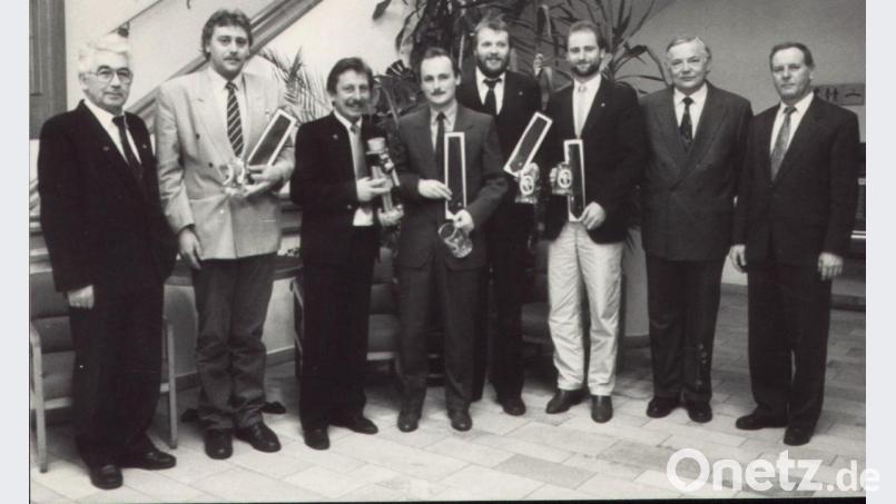 Zum Dreikönigs-Frühschoppen am 6. Januar 1990 kam eine Gruppe junger Sachsen erstmals nach Hirschau. Links im Bild MdL Herbert Falk, von rechts Bürgermeister Helmut Rösch, Stadtrat Hans Dobmeyer, die Gäste Andreas Horlbeck, Harald Groschupf und Sprecher Dr. Thomas Schädlich, daneben Werner Schulz. Repro: hka