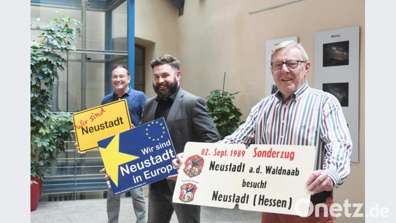 Erinnerungsstücke an den Start und Höhepunkte der bisherigen Besuche der Arbeitsgemeinschaft Neustadt in Europa übergeben Hans Schreyegg (von rechts), Sebastian Dippold und Heribert Schubert ans Stadtmuseum und -archiv. Bild: Gabi Schönberger