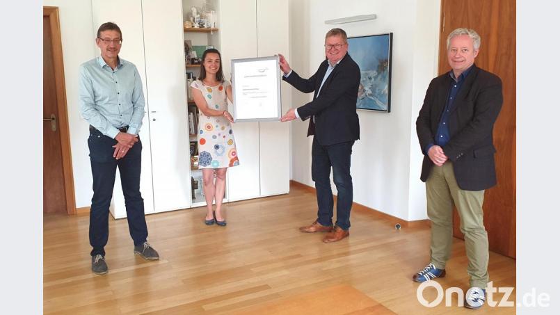 Die VHS Amberg hat die EFQM-Zertifizierung erhalten – Es freuen sich Kulturreferent Fabian Kern und Oberbürgermeister Michael Cerny, sowie die Qualitätsmanagementbeauftragte der VHS, Franziska Rupprecht, und Kulturamtsleiter Reiner Volkert. (von rechts). Bild: Sibylle Sandner/exb