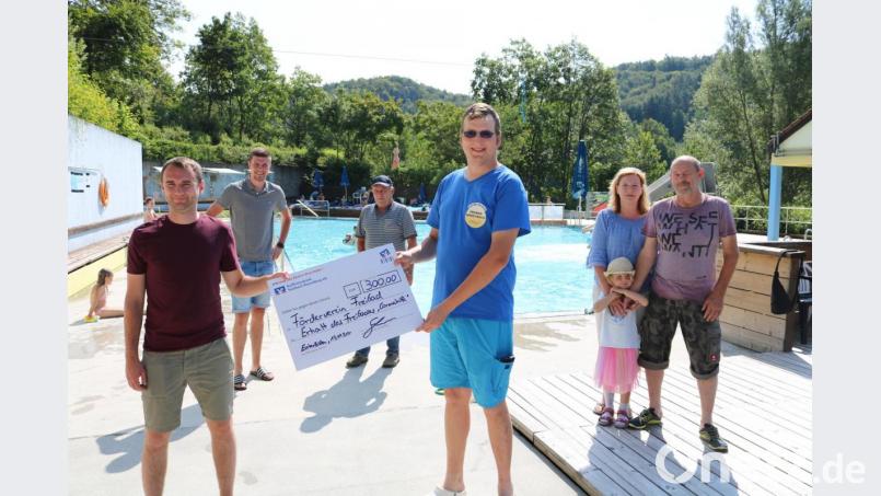 Gute Laune bei der Spendenübergabe im Freibad (von links): Kirwagemeinschafts-Vorsitzender Thomas Schober, sein Stellvertreter Jürgen Leißner, Gemeindearbeiter Kurz Utz, sowie die Vorsitzenden des Fördervereins, Christian Ludwig und Günther Pürner mit Familie und Enkelin. Bild: lei