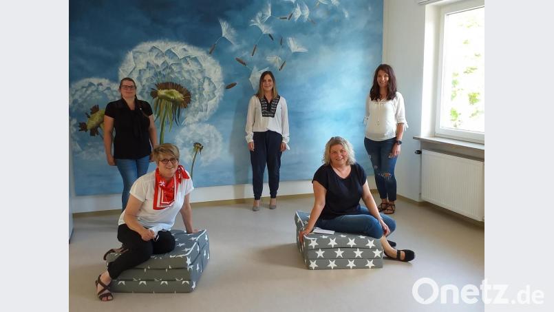 Elke Lauterbach, Leiterin des Ambulanten Hospizdiensts der Malteser, nimmt die Spende der Näherinnen entgegen. Bild: exb/Malteser Hilfsdienst