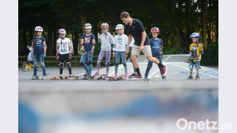 Beim Ferienprogramm für die kommenden Sommerferien sind auch noch Plätze bei den Skateboardworkshops frei. Gut geschützt können sich die Kinder – wie hier bei einem Kurs von 2017 – auf erste Erfahrungen auf dem Rollbrett freuen. Archivbild: Gabi Schönberger