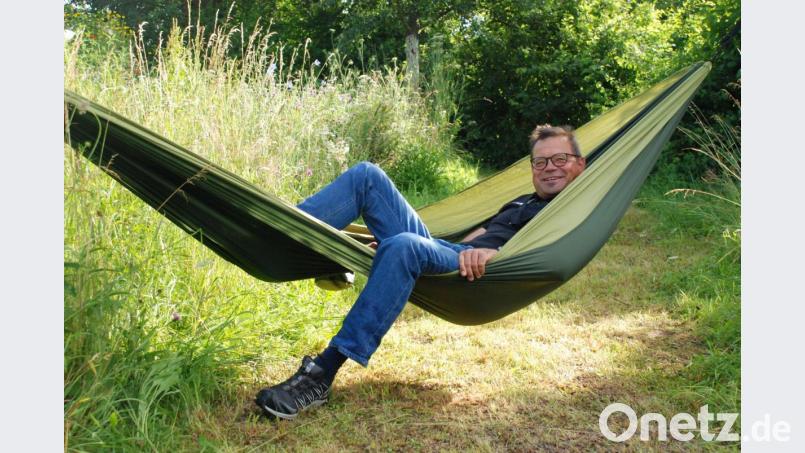 Harald Schlöger lädt in den nächsten Wochen Gäste dazu ein, in der Hängematte Platz zu nehmen und Auskunft über ihren Garten zu geben. Bild: Vogl, Christa