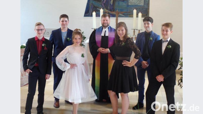 In einem der beiden Gottesdienste feierte Pfarrer Hannes Kühn (Mitte) mit Valentin Raps, Luis Münch, Konstancia Burbach, Madlene Burucker, Ilias Burbach und Nicolas Schott (von links) die Konfirmation. Bild: br