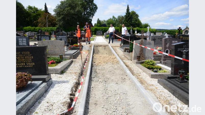 Zug zum Zug werden die Gehwege auf dem Friedhof neu gebaut. Bauamtsleiter Uli Rupprecht, Bürgermeister Rainer Rewitzer (von rechts) und die Mitarbeiter des Bauhofs (links) treffen sich zur Vor-Ort-Besprechung. Bild: bey