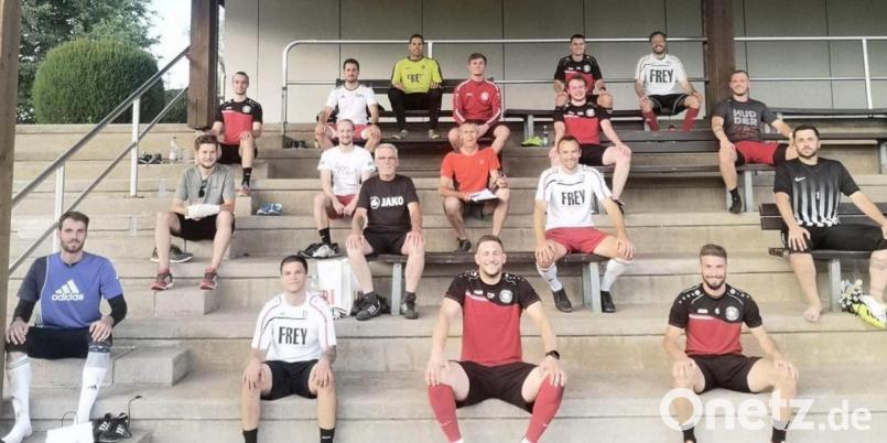Die Sportler der SpVgg Wiesau, des SV Schönhaid sowie des TB Jahn Wiesau arbeiten ab sofort enger zusammen. Unser Bild zeigt eine Trainingsgruppe mit den Trainern der drei Vereine, Jürgen Fürst, Markus Schäffler und Christian Zettl. Bild: kro
