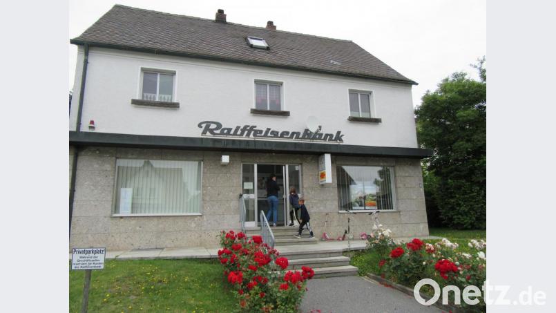Über viele Jahrzehnte Dorf- und Gemeindemittelpunkt - nun soll die Raiffeisenbankfiliale Premenreuth samt Geldautomaten aus wirtschaftlichen Gründen bald Vergangenheit sein. Bild: ang