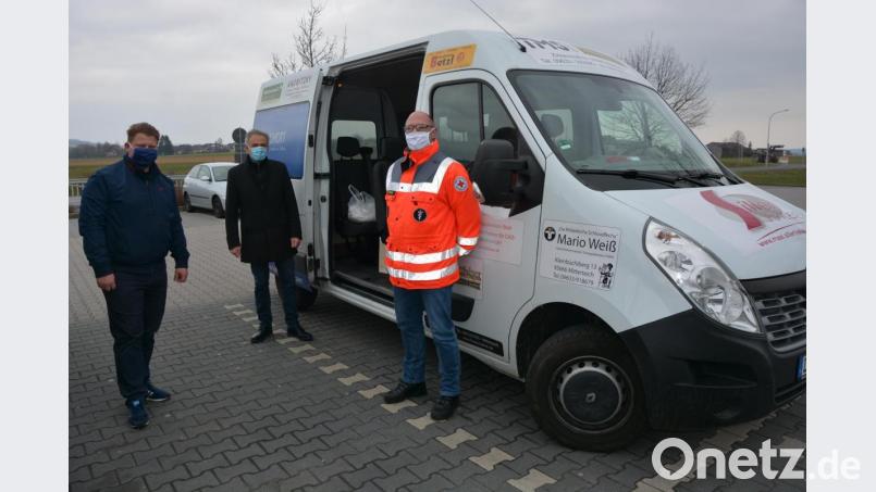 Zweiter Bürgermeister Stefan Grillmeier, Bürgermeister Roland Grillmeier und BRK-Bereitschaftsleiter Robert Hoyer (von links) freuen sich, dass die Firma Mikar den Vereinsbus noch bis Ende April kostenlos zur Verfügung stellt. Damit werden täglich Lebensmittel und Medikamente an Senioren und Angehörige von Risikogruppen geliefert. Auch Tafelbezieher erhalten damit ihre Pakete. Bild: jr