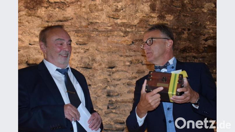 Peter Geyer liebt guten Gin. Deshalb erhielt er aus den Händen des Bürgermeisters kleine Probierfläschchen - die &quot;Peter-Geyer-Pensions-Tropfen&quot; - in einer kleinen Schatztruhe. Bild: szl