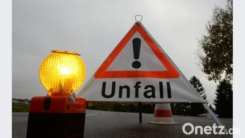 Auf der B 470 kommt es an der Abzweigung nach Latsch zu einem Verkehrsunfall. Bild: Patrick Seeger/dpa