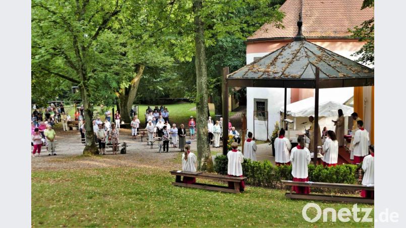 Die Gottesdienstbesucher sitzen im weiten Abstand. Bild: wbe