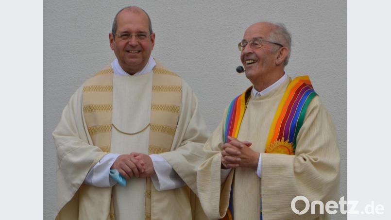 Zwei Ehemalige unter sich: Pfarrer Andreas Weiß (links) und Pfarrer Franz Winklmann (rechts). Bild: dob
