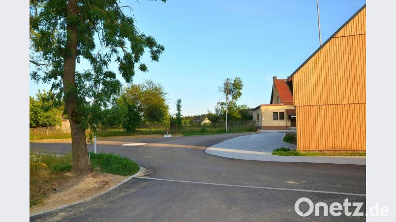 Noch fehlen die Grünsaaten und Bepflanzungen in den Randbereichen. Doch der neu gestaltete Turnerplatz im Ortsteil Reichenau stößt rundherum auf große Begeisterung, zumal das Schützenhaus (im Hintergrund, rechts) ergänzend einen neuen Farbanstrich erhalten soll. Bild: fjo
