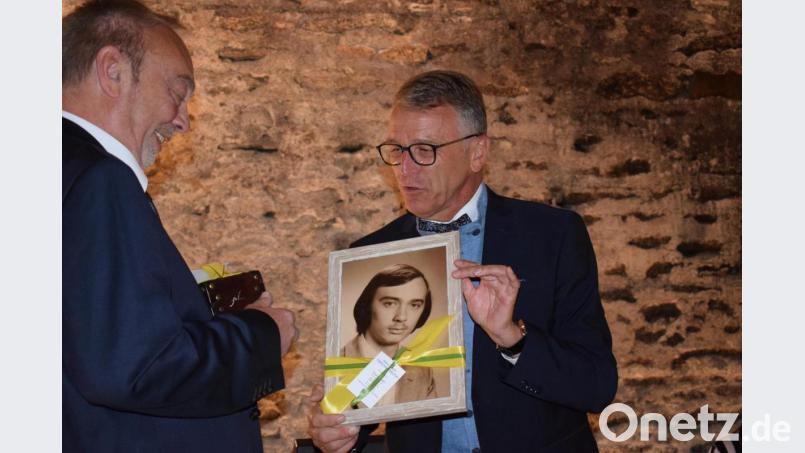 Weil sich Peter Geyer (67) auch um die Chronik der Stadt Tirschenreuth kümmerte und selbst ein großes Archiv mit vielen Fotos besitzt, erhielt er zum Abschied ein Porträt von sich sich selbst, aus dem Jahr, in dem er bei der Stadt seine berufliche Karriere begann. Bild: szl