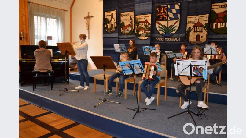 Riesenbeifall der Zuhörer dankte den kleinen „Künstlern“ für ihre Darbietungen. Musikschulleiter Ziegler sprach Dankesworte an Schüler, Eltern, dem Förderverein Musikschule und dem Träger der Musikschule, dem Markt Moosbach, aus. Bild: gi