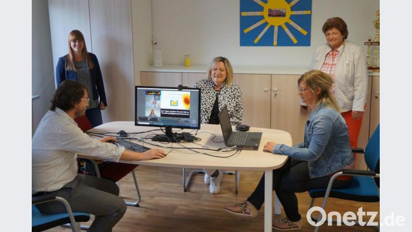 Ein Glücksgriff in Sachen „Digitale Schule“ ist Peter Grosser. Er hat die technische Umsetzung des Live-Streams organisiert, bei dem Lisa Schambeck, Rektorin Christine Schneider, Elfriede Weiß und Stefanie Bauer (von links) den Erstklasseltern Informationen gaben. Bild: weu