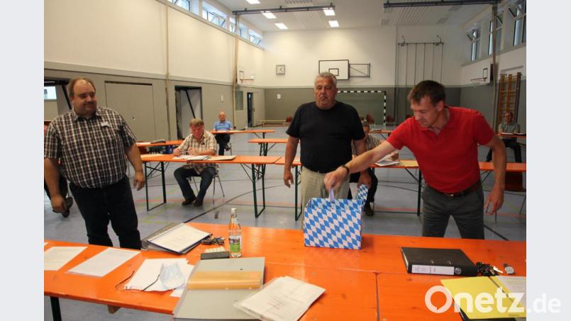 Per Losentscheid wurde Andreas Malzer (rechts) zum stellvertretenden Vorsitzenden der „Konnersreuther Gruppe“ bestimmt, Stefan Siller (links) hatte das Nachsehen. Zuvor hatte es bei der Wahl und der Stichwahl jeweils einen Patt gegeben. Markus Troesch, Geschäftsstellenleiter der Konnersreuther Marktverwaltung (Mitte), überwachte die Wahlvorgänge. Bild: kro