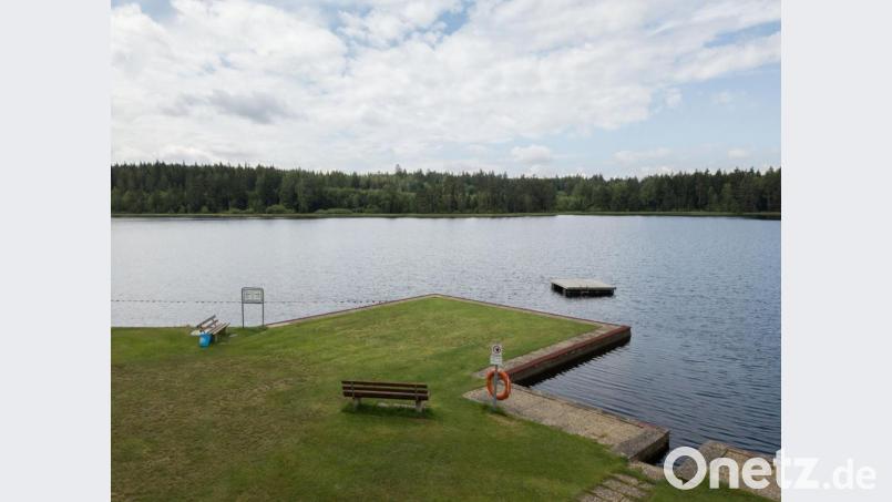Eine Machbarkeitsstudie soll aufzeigen, wie das Waldstrandbad beim Großen Weiher in Plößberg aufgewertet werden kann. Weil auch einige Reparaturen anstehen, sollen insbesondere Lösungsvorschläge her, wie man die Liegewiesen attraktiver gestalten kann. Archivbild: dtr