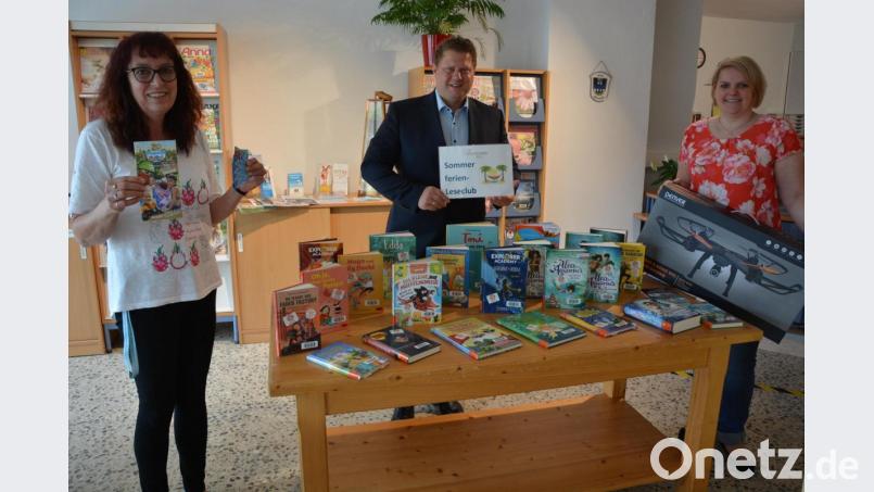 Die Stadtbücherei Mitterteich beteiligt sich zum vierten Mal am bayernweiten Sommerferien-Leseclub. Büchereileiterin Viola Rieß, Bürgermeister Stefan Grillmeier und Anja Busl (von links) zeigen einen Teil der neuen Bücher und Preise und hoffen auf eine rege Teilnahme. Bild: jr