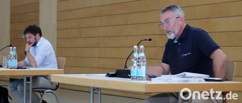 Kämmerer Thomas Krapf (rechts) bei der Vorstellung der Kernpunkte des Schwarzenfelder Haushaltsplan für dieses Jahr; links von ihm Bürgermeister Peter Neumeier. Bild: Thomas Dobler