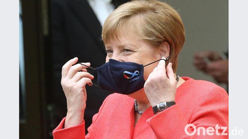 Bundeskanzlerin Angela Merkel (CDU) nimmt im Bundesrat ihre Mund- und Nasenschutzmaske ab, bevor sie eine Rede zu Zielen der EU-Ratspräsidentschaft hält. Archivbild: Wolfgang Kumm