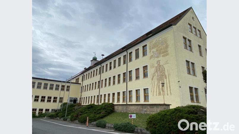 Die Landwirtschaftsschule belegt in dem großen Amtskomplex in Nabburg zwei Unterrichtsräume. Bild: Völkl