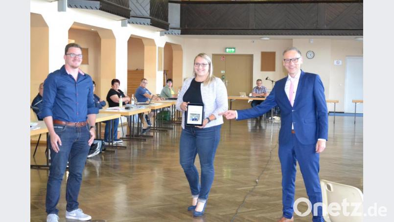 Die Jugendbeauftragten Katja Bloßfeldt und Andreas Koch (im Bild zusammen mit Bürgermeister Bernd Sommer, rechts) bei der Sitzung des Stadtrats am Montag, haben zusammen mit Tina Kastl von der Stadtverwaltung ein Ferienprogramm zusammengestellt. 20 Termine sind im Angebot. Bild: pz