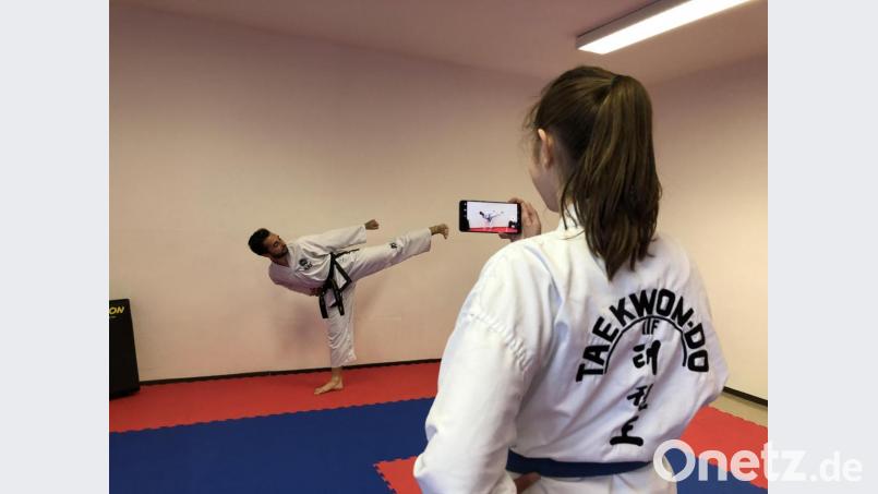 Dominik Gruber (links), Bianca Flügel (rechts) und Sarah Götz (nicht im Bild) von der Kinder- und Jugendgruppe der Taekwondo-Abteilung nehmen derzeit viele Kurzvideos für die Kinder auf, damit diese auch Zuhause weiter ihren Sport ausüben können. Bild: exb