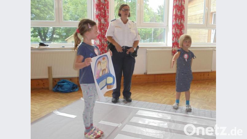 Polizeihauptmeisterin Diana Lenz besuchte das Kinderhaus in Pechbrunn. Bild: Kinderhaus Pechbrunn/exb