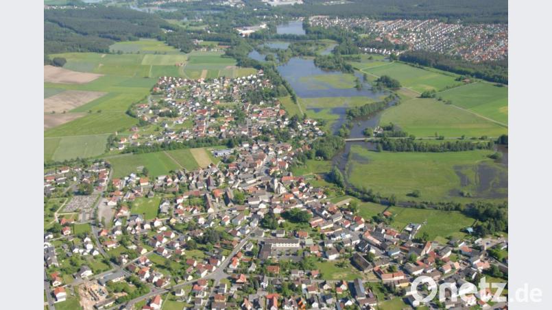 Rund um Mantel ist die Natur intakt. Das bereitet Probleme bei der Genehmigung einer Ortsumgehung. Der Landesbund für Vogelschutz hat nach Ansicht von Juristen zurecht die Planfeststellung kritisiert. Ein Baubeginn ist zurzeit nicht absehbar. Luftbild: Michael Ascherl