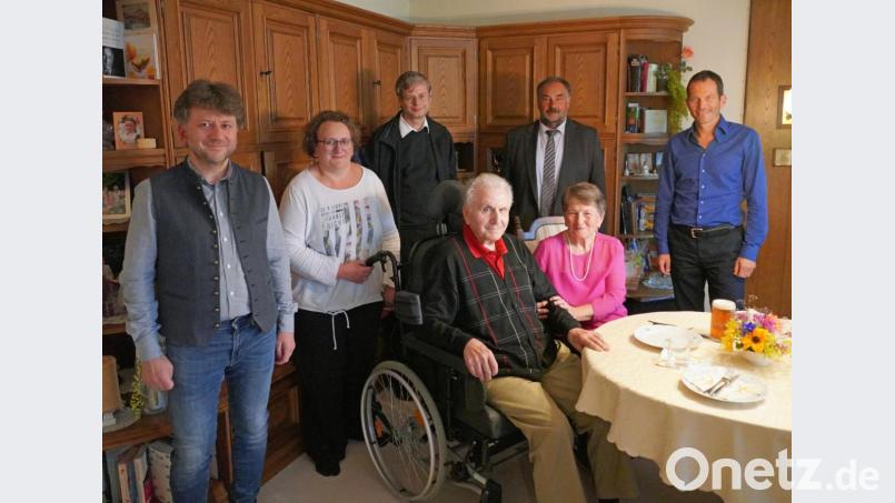 Bankdirektor a.D. Albert Rupprecht (vorne Mitte) feiert seinen 80. Geburtstag Bild: fvo