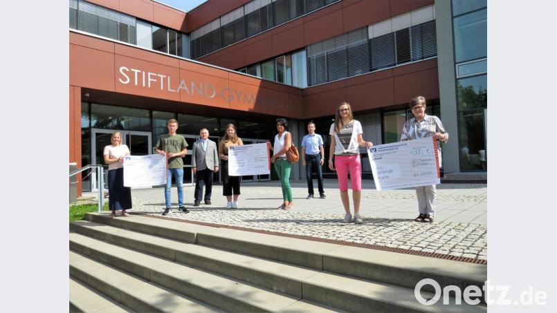 Viel Freude gab es bei der Spendenübergabe der Abiturienten an drei Hilfswerke. (Im Bild v. li. Lisa Keyßner vom SOS Kinderdorf Immenreuth, Jahrgangsstufensprecher Justus Bader, Schulleiter Albert Bauer, ,Jahrgangsstufensprecherin Paula Paschedag, Alexandra Weiß von &quot;Hilfe für Krebskranke Kinder&quot;, Oberstufenkoordinator Andreas Staufer, Jahrgangsstufensprecherin Lena Kellner und Annemarie Schrraml vom Hilfsewrk &quot;Feuerkinder&quot;. Bild: ubb