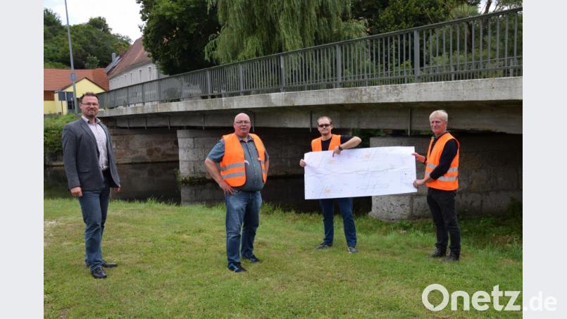 Ab 29. Juli 2020 ist die obere Lauterachbrücke in Hohenburg bis Januar 2021 gesperrt. Sie wird erneuert. Vom Bauzustand überzeugten sich Bürgermeister Florian Junkes, Projektleiter Alexander Frais, der Abteilungsleiter Brückenbau Hannes Neudam und Heinrich Renghart, alle vom Staatlichen Bauamt Amberg-Sulzbach. (von links). Bild: bö
