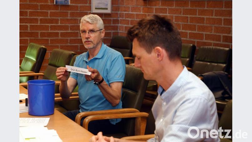 Dezernent - und Glücksfee: Reiner Leibl (links) zieht die Lose, die darüber entscheiden, ob die Ausschussgemeinschaft Grün-Bunt-Weiden oder die ÖDP-Fraktion einen weiteren Ausschusssitz besetzen dürfen. Bild: Gabi Schönberger